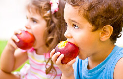 Cómo enseñar a los niños hábitos alimenticios saludables